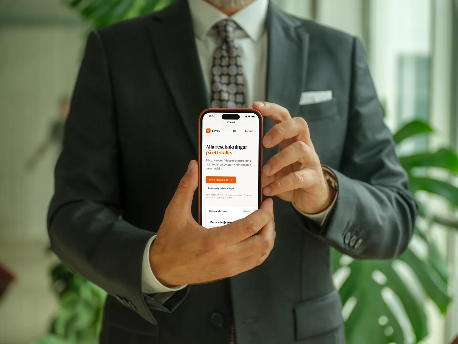 Affärsresenär visar Ordo reseapp på kontoret – TripIt-alternativ