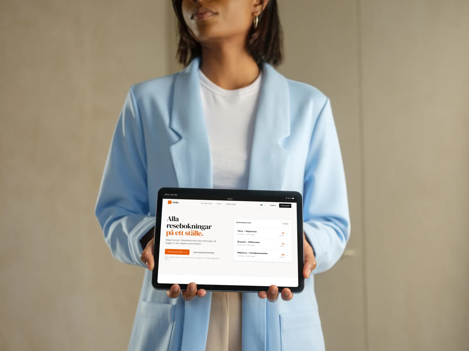 Kvinna visar Ordo reseöversikt på iPad med kommande resor