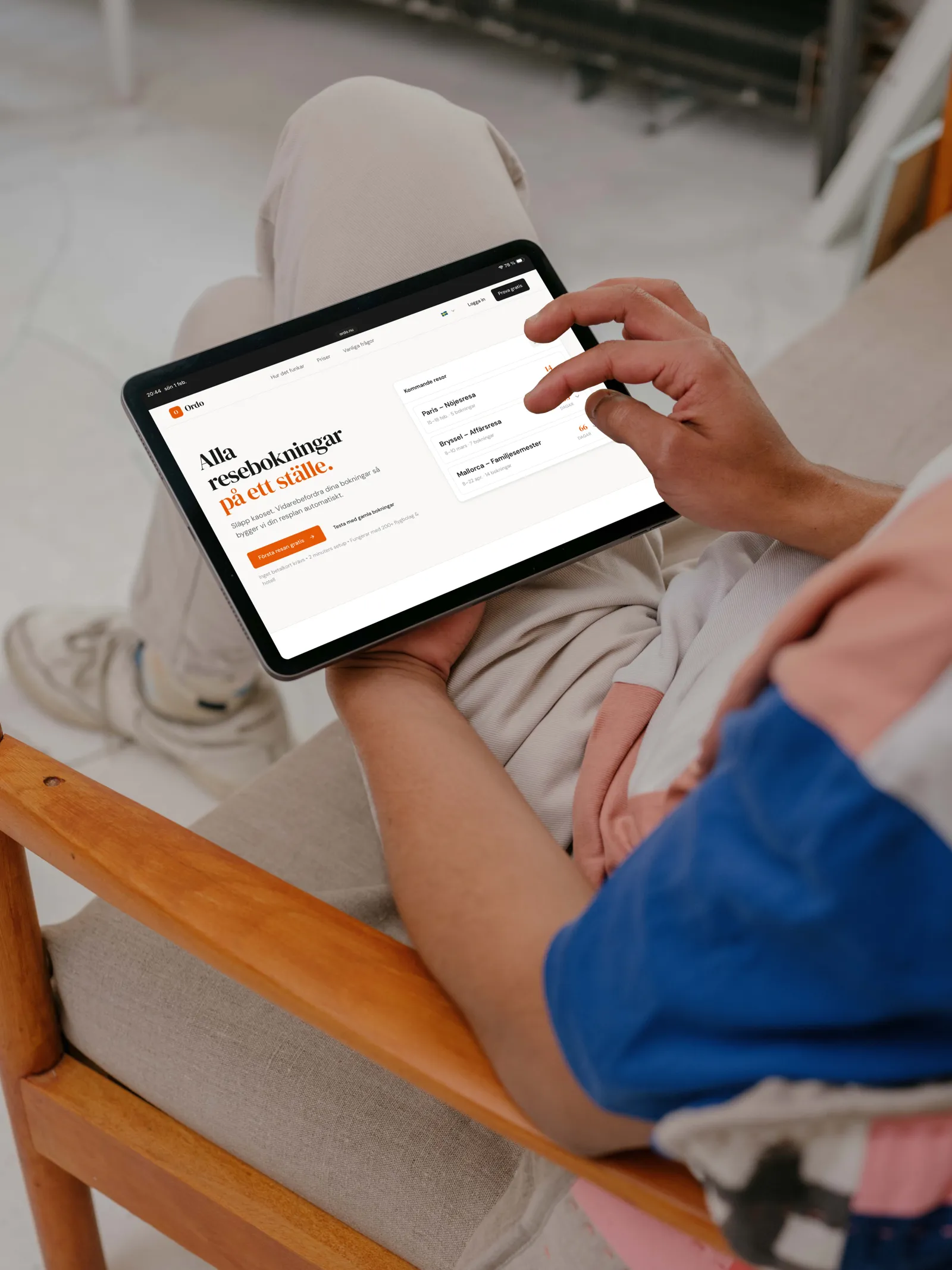 Person surfar Ordo reseapp på iPad i soffa – Wanderlog-alternativ
