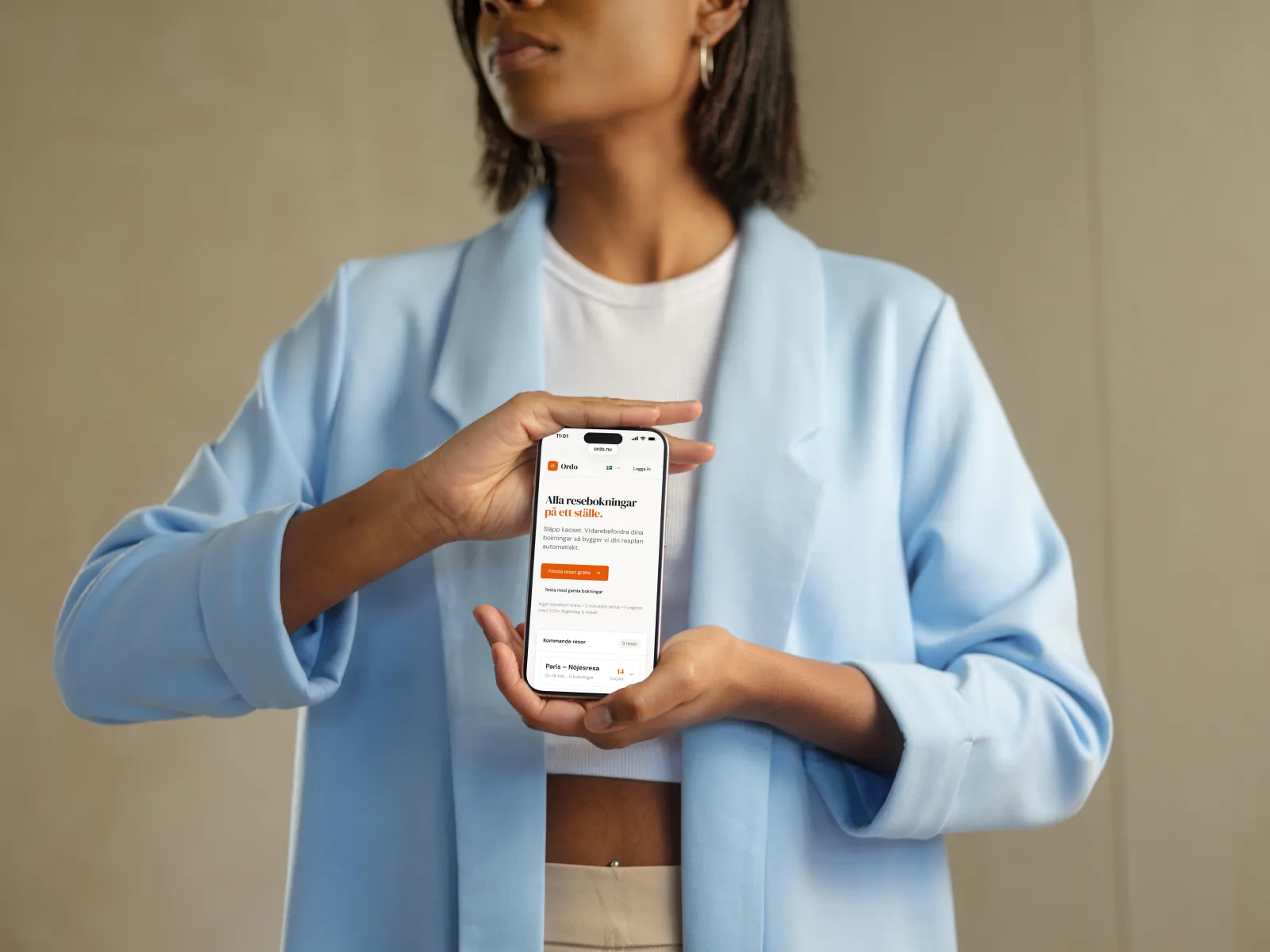 Kvinna visar delad resa i Ordo-appen på sin iPhone