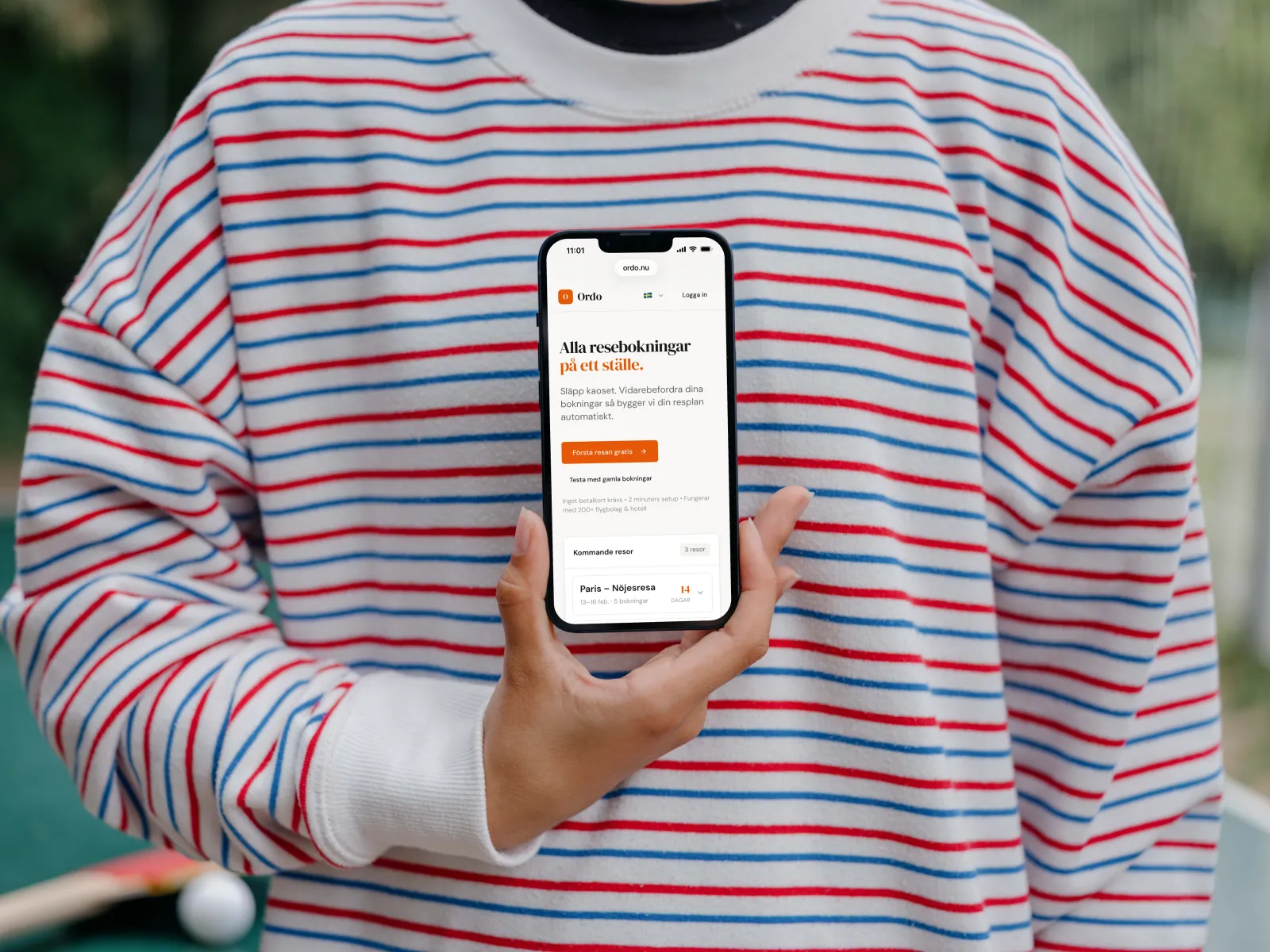 Person visar Ordo reseapp för vänner utomhus – dela resor enkelt