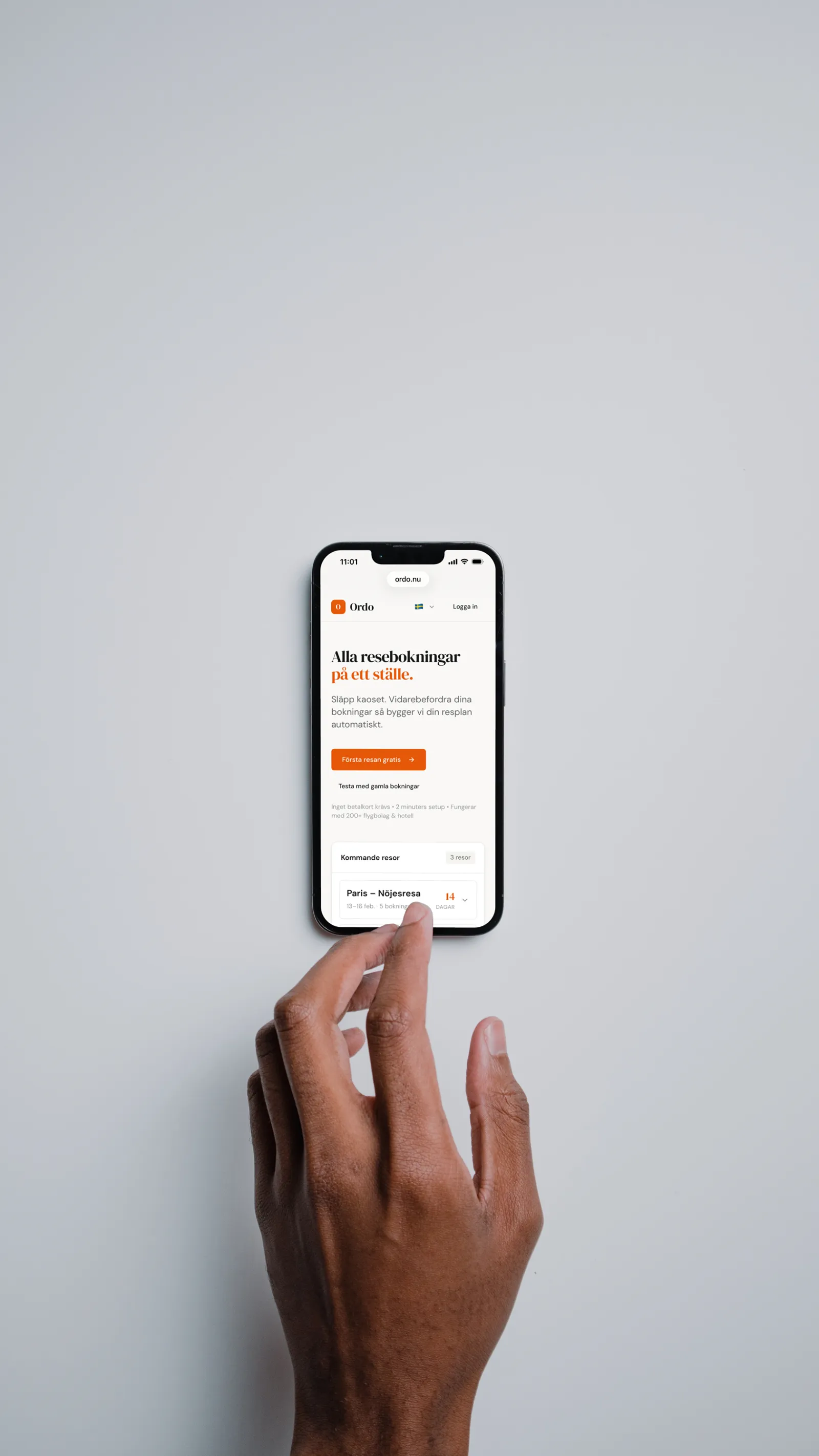 Hand trycker på Ordo reseapp på iPhone – testa gratis med gamla bokningar