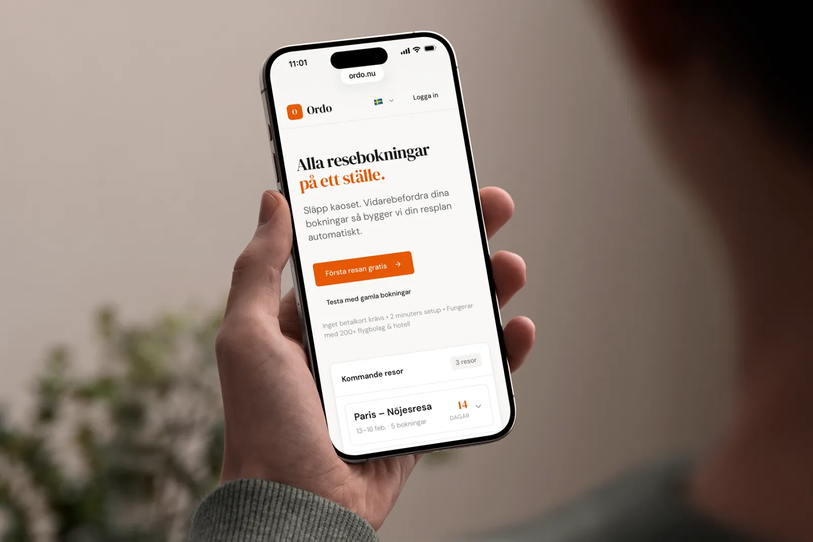 Person tittar på Ordo reseapp hemma – bokningar blir resor automatiskt