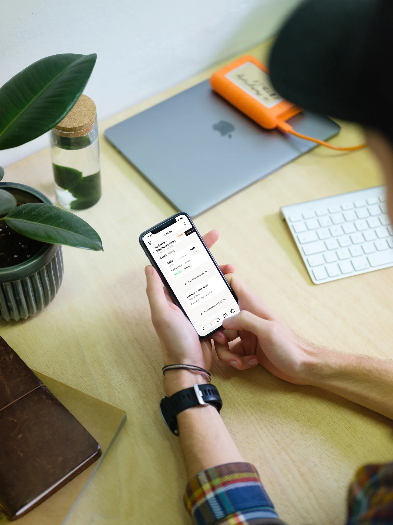 Person använder Ordo reseapp vid skrivbord med laptop – exportera till kalender